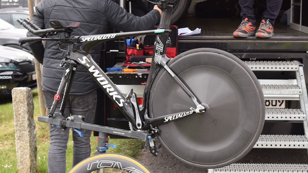 A look at the unique dishing of the HED Stinger rear wheel