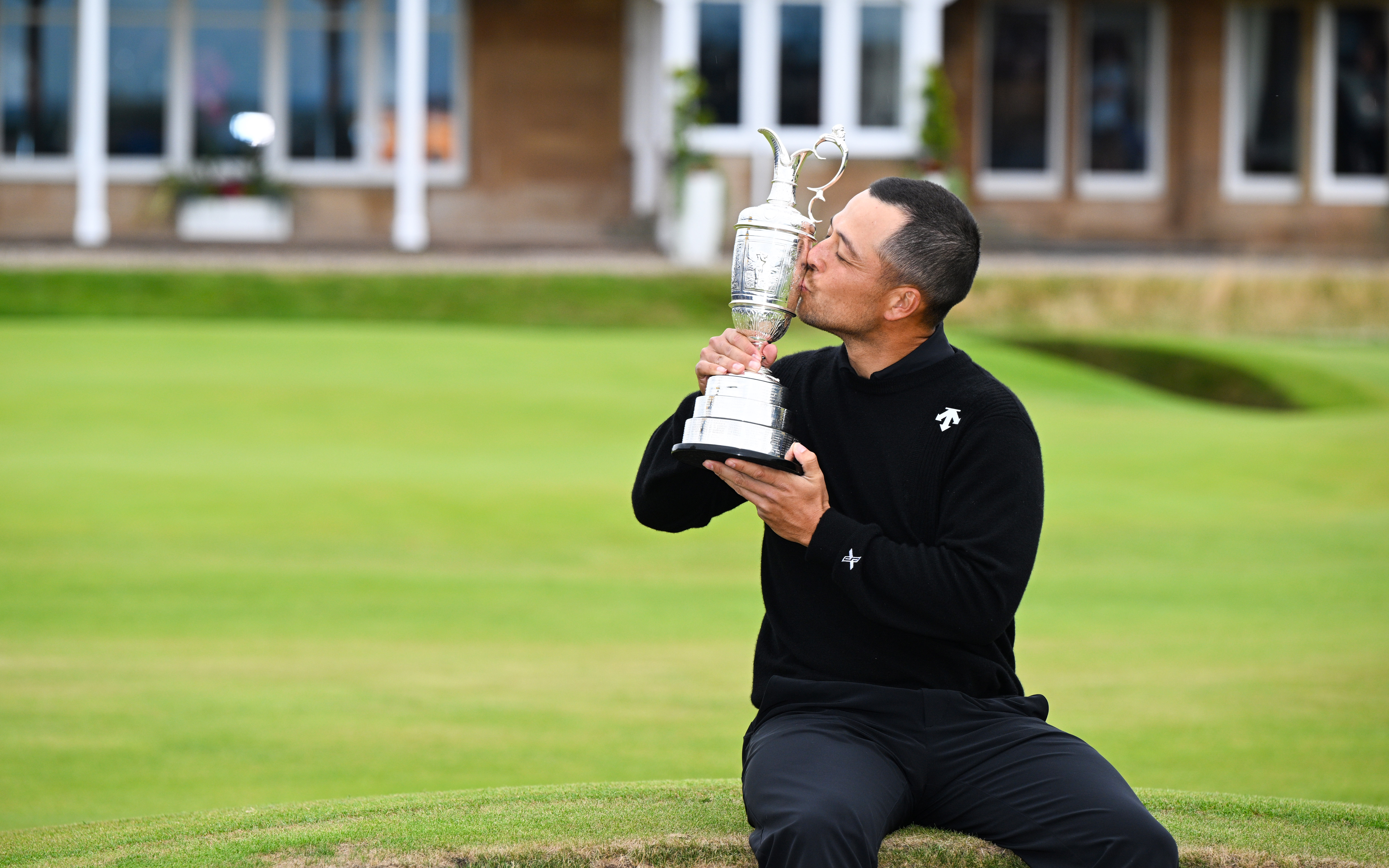 Xander Schauffele kisses the Claret Jug