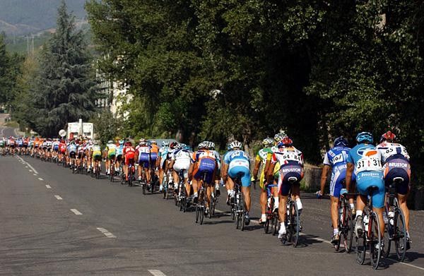 The peloton very strung out