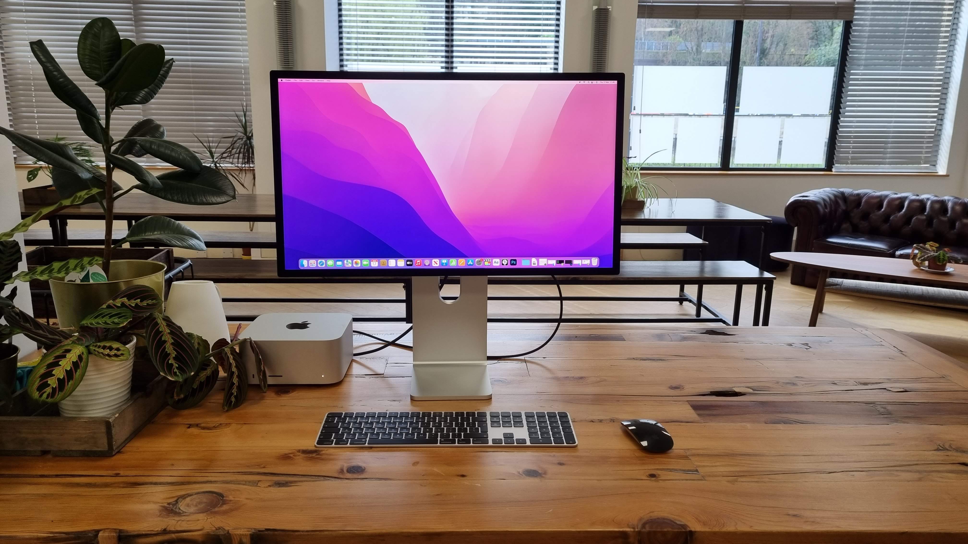 عرض الاستوديو على مكتب خشبي