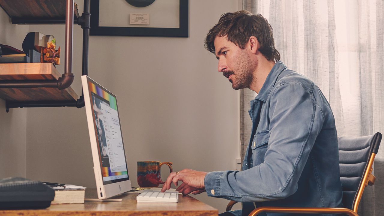 HP Envy Move all-in-one PC 23.8-inch lifestyle image