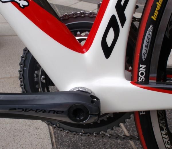 A solid bottom bracket shell uses some straight lines in addition to plenty of carbon layering to ensure strength