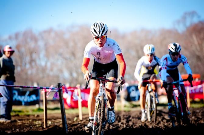 Kota Yokoyama (Shinonoi High School) leads in a pack with two riders