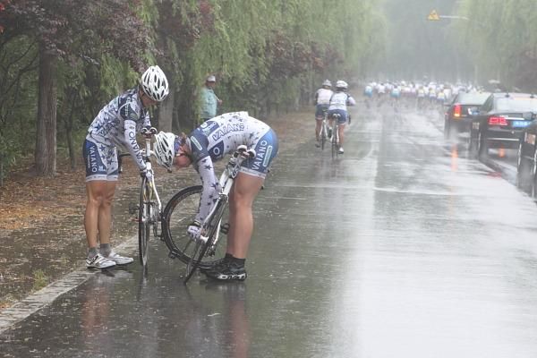 The rain caused puncture after puncture. The Vaiano-Solaritech women exchange a wheel