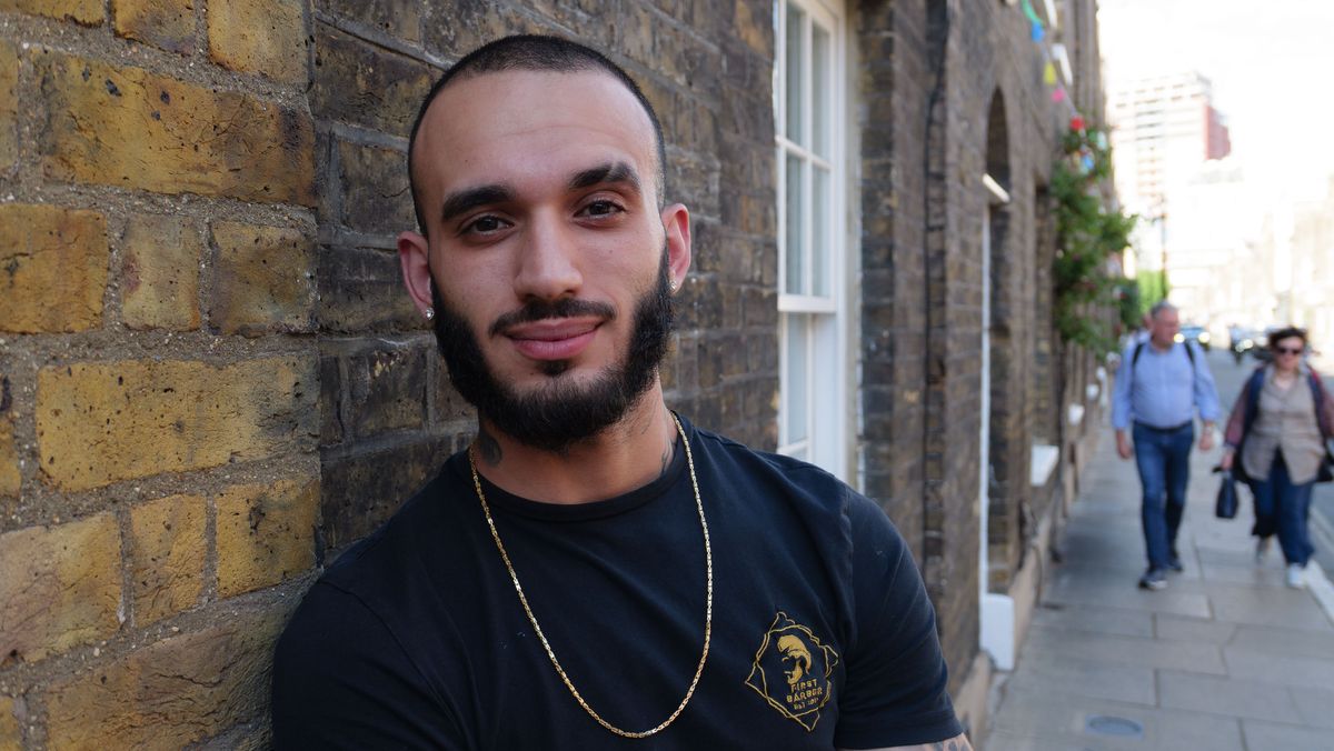 Panasonic Lumix L10 image gallery: portrait of a man, leaning against a brick wall in London