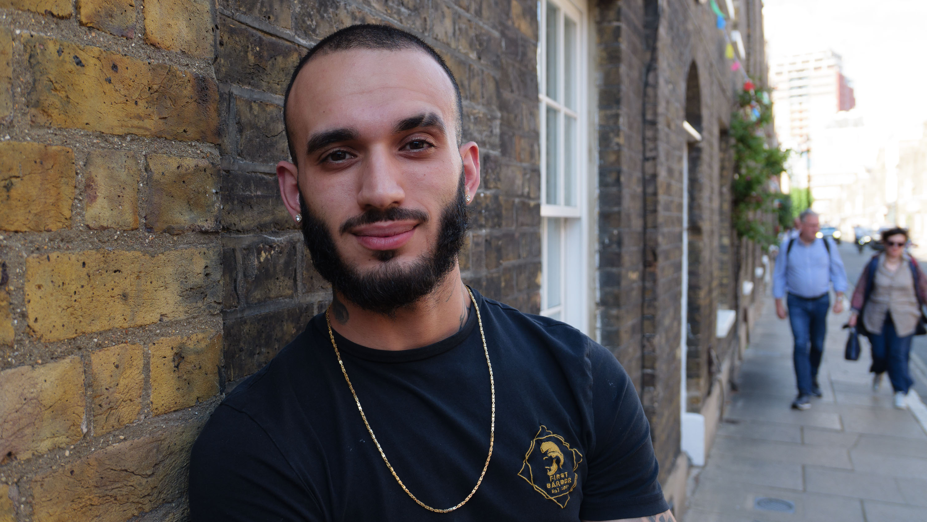 Panasonic Lumix L10 image gallery: portrait of a man, leaning against a brick wall in London