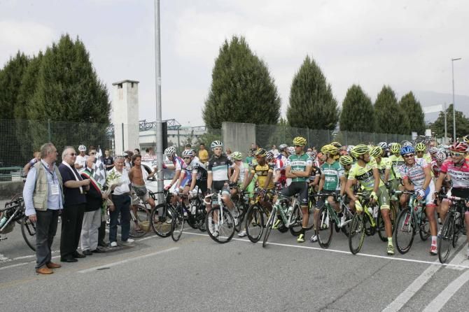 The gruppo lines up in Brembate di Sopra for Settimana Lombarda.