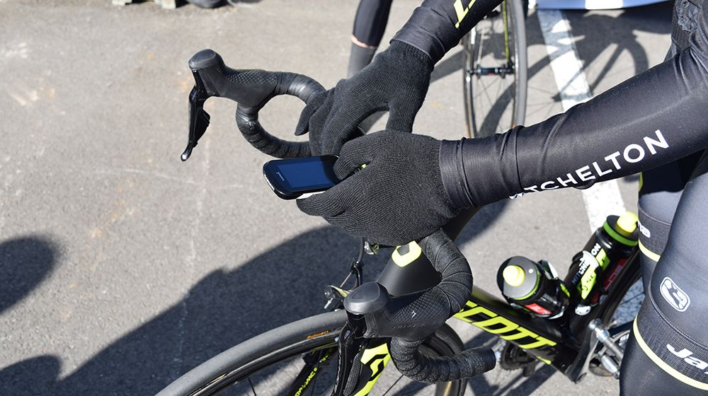 Mathew Hayman opts for woollen gloves over his normal race mitts