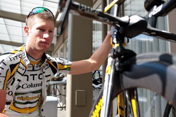 Mark Renshaw (HTC - Columbia) looks over his TT bike before the morning ride.