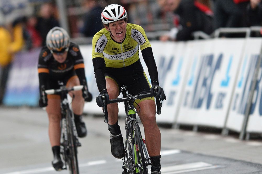 Janneke Ensing (Parkhotel Valkenburg) beats Chloe Hosking (Wiggle-Honda) for second