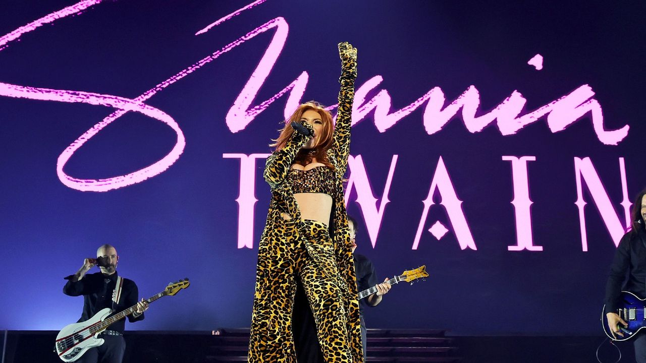 Shania Twain took vintage to a new extreme by wearing the exact same outfit she wore in her 1997 music video