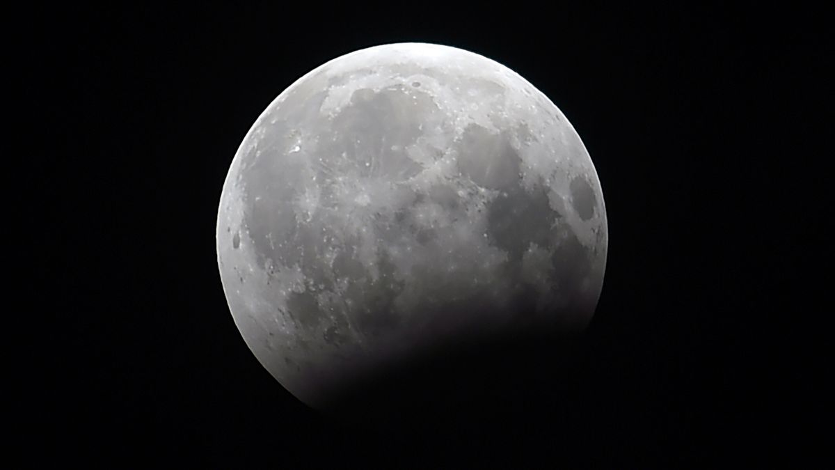 See the full 'Worm Moon' eclipsed by Earth's shadow this weekend