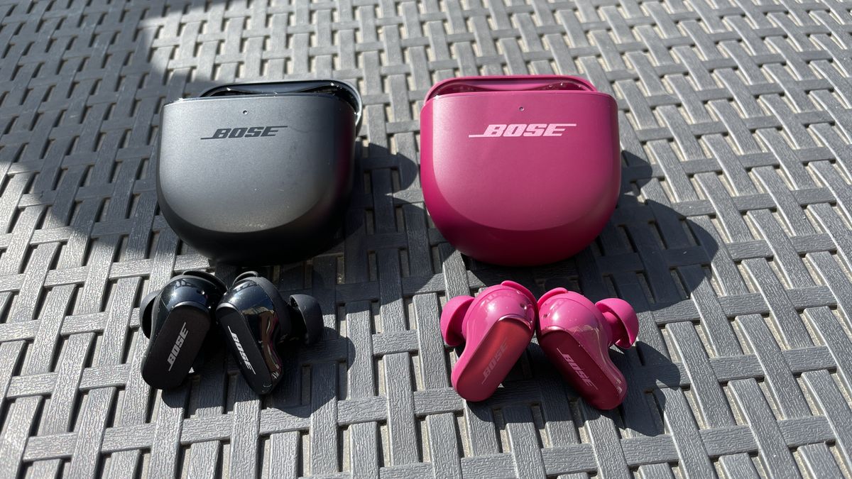The QCUE and QCUE 2 next to each other, outside on a sunny day, showing their similarities