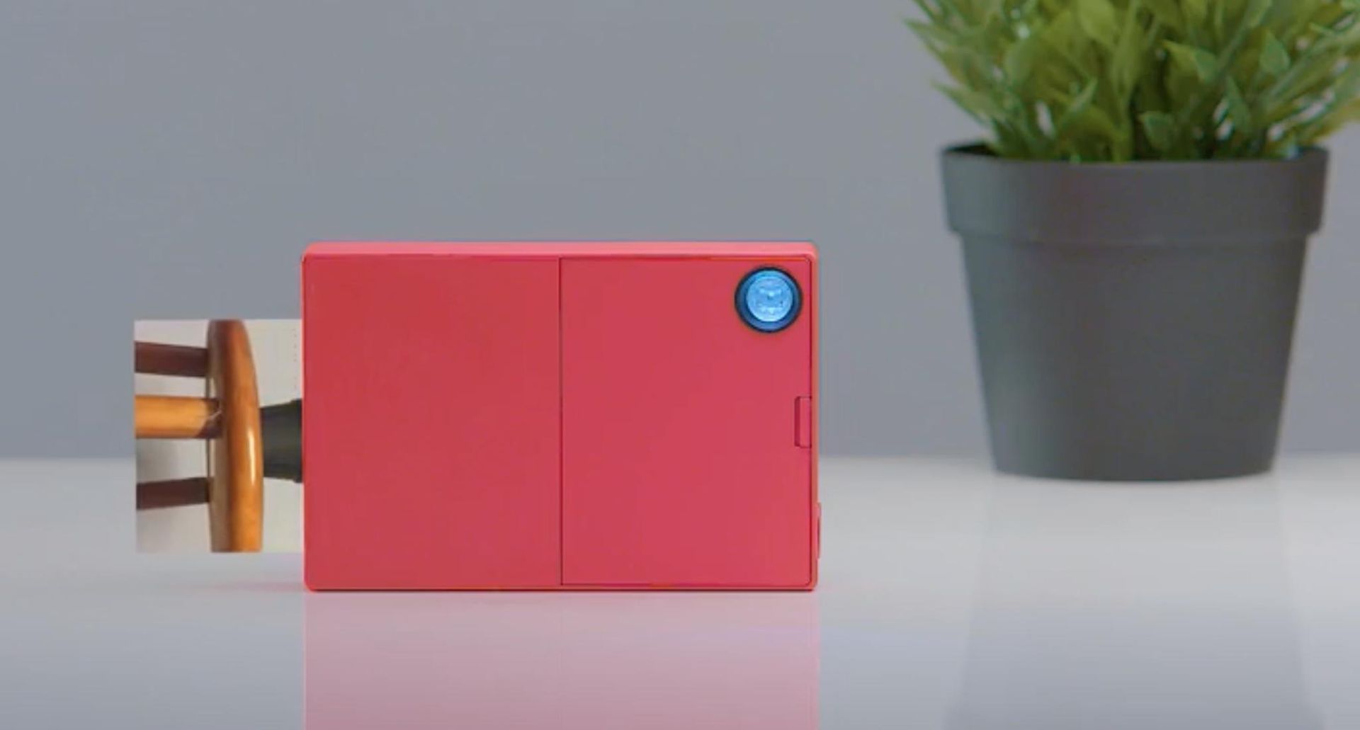 How many Zink sheets can the Polaroid Mint Camera & Printer hold? iMore