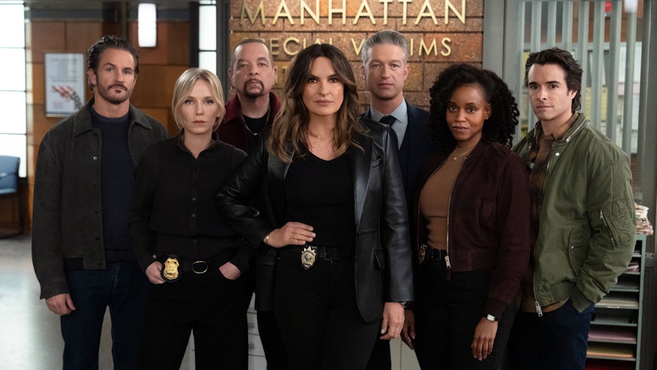 Mariska Hargitay and the rest of the Law &amp;amp; Order: SVU Season 27 cast posing in the Special Victims squad room