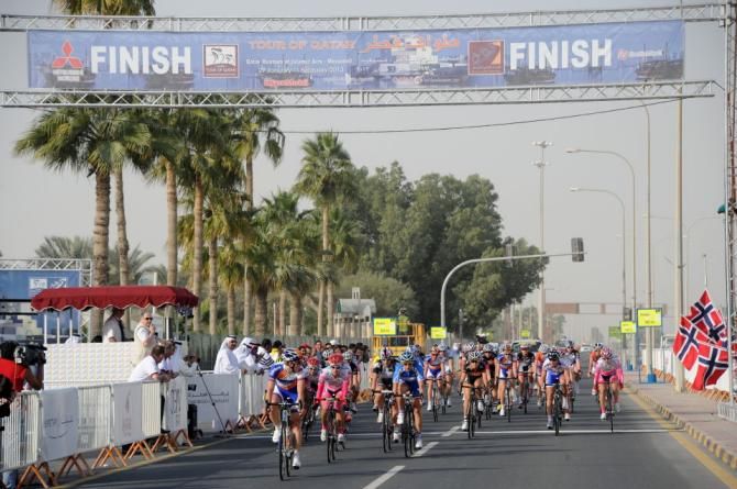 The peloton comes to the line just behind the breakaway