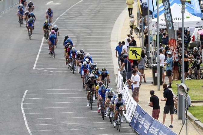 The Men's peloton stretch out at the Bay Crits