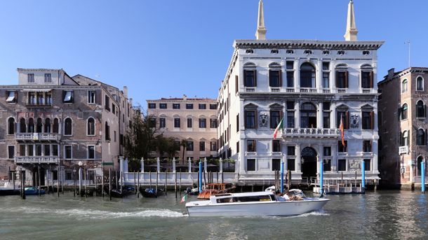 Watercraft, Transport, Window, Waterway, Water, Boats and boating--Equipment and supplies, Boat, Building, City, Facade,