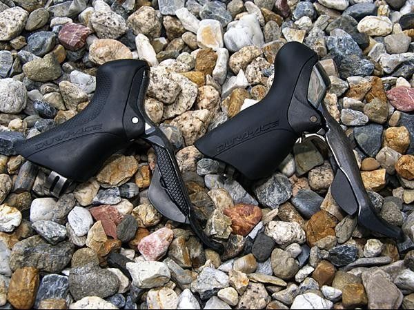 The Di2 lever doesn't just look smaller than 7900; the body is substantially smaller in girth and it's also 100g lighter.