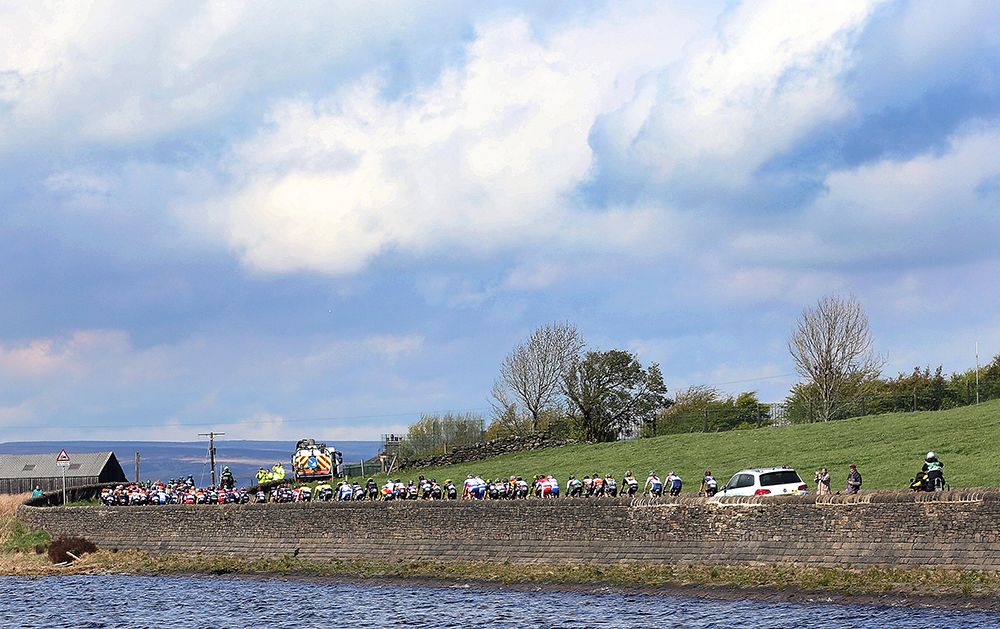 The peloton passes the coast