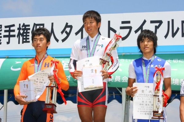 U23 podium: Yoshiaki Shimada (Team Bridgestone Anchor) defends his title.
