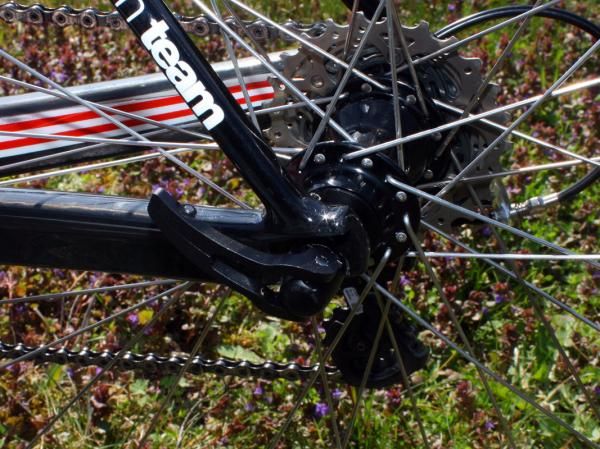 Hincapie's SLR01 features carbon fiber dropouts.