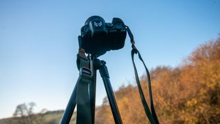 A photo of a EOS R6 Joby mounted on the Joby Compact Advanced Tripod