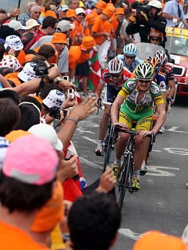 Floyd Landis (Phonak) comes up the final climb