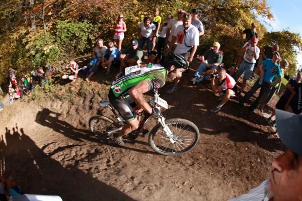 Third-place finisher Nathan Guerra (Mr. Tree Racing / PowerBar) climbs the Equalizer.