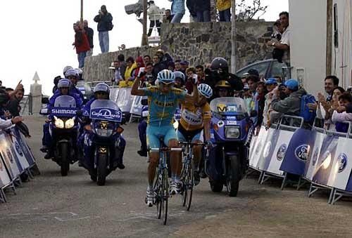 Andrey Kashechkin (Astana Team) triumphs on Stage 18.