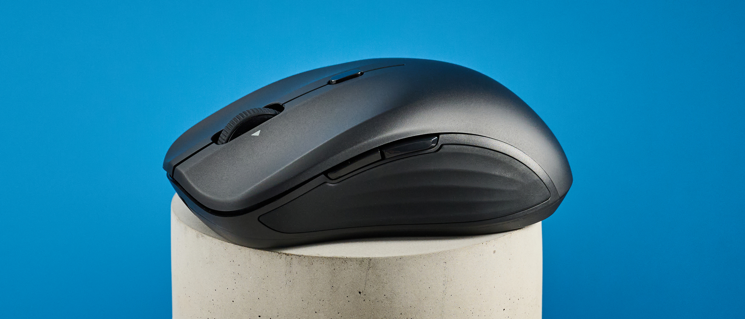 The ESR MagMouse photographed in front of a blue background. 