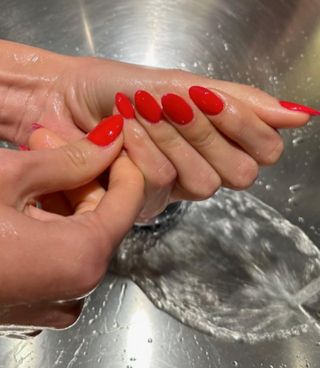 Jm5dpow8DzoKpcJZVBi5Aa-320-80 أعلن كيندال جينر للتو Opi Big Apple Red باعتباره مانيكير الصيف