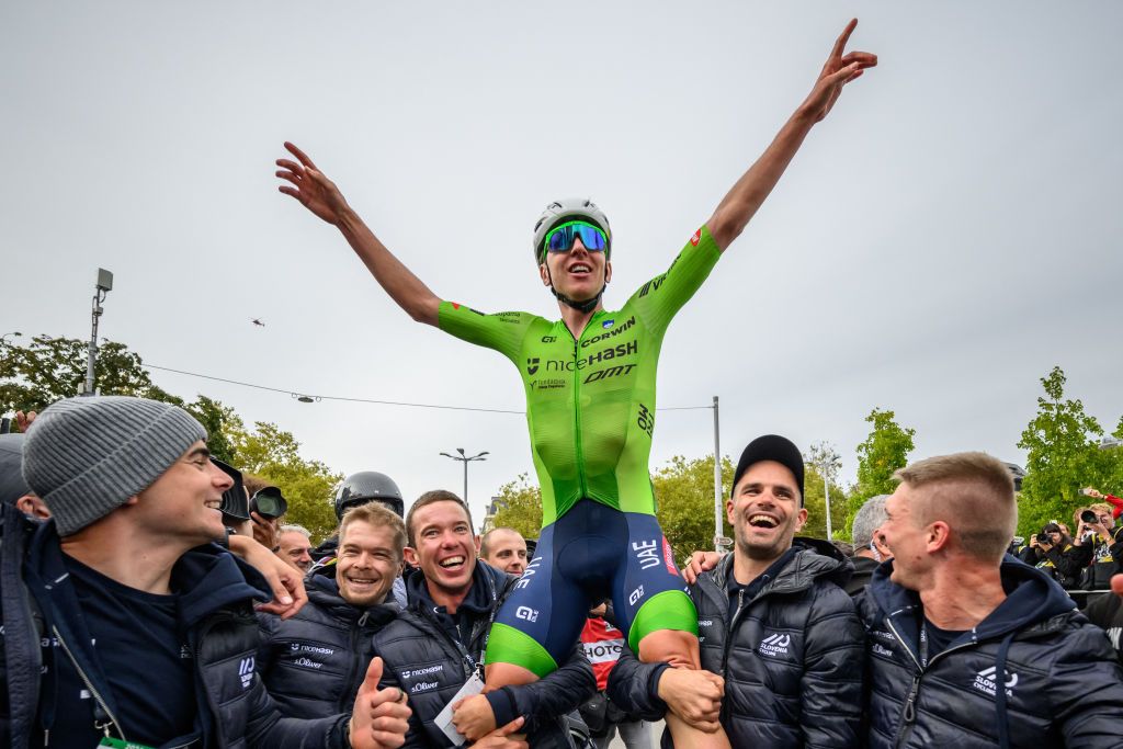 Slovenia&#039;s Tadej Pogacar celebrates with his team after winning the men&#039;s Elite Road Race cycling event during the UCI 2024 Road World Championships, in Zurich, on September 29, 2024. (Photo by Fabrice COFFRINI / AFP)