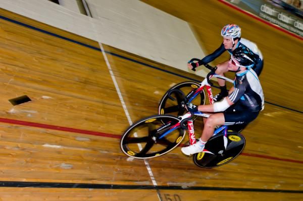 Thomas and Kennaugh hand sling during the Madison TT