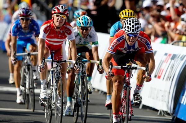 Thor Hushovd (Norway) distances Matti Breschel (Denmark) in the final metres.