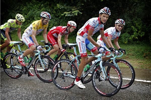 Carlos Ochoa and Jose' Rujano protect the race leader