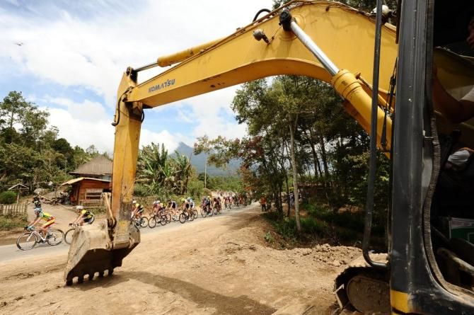 The peloton climb a hill in Puncak Alai