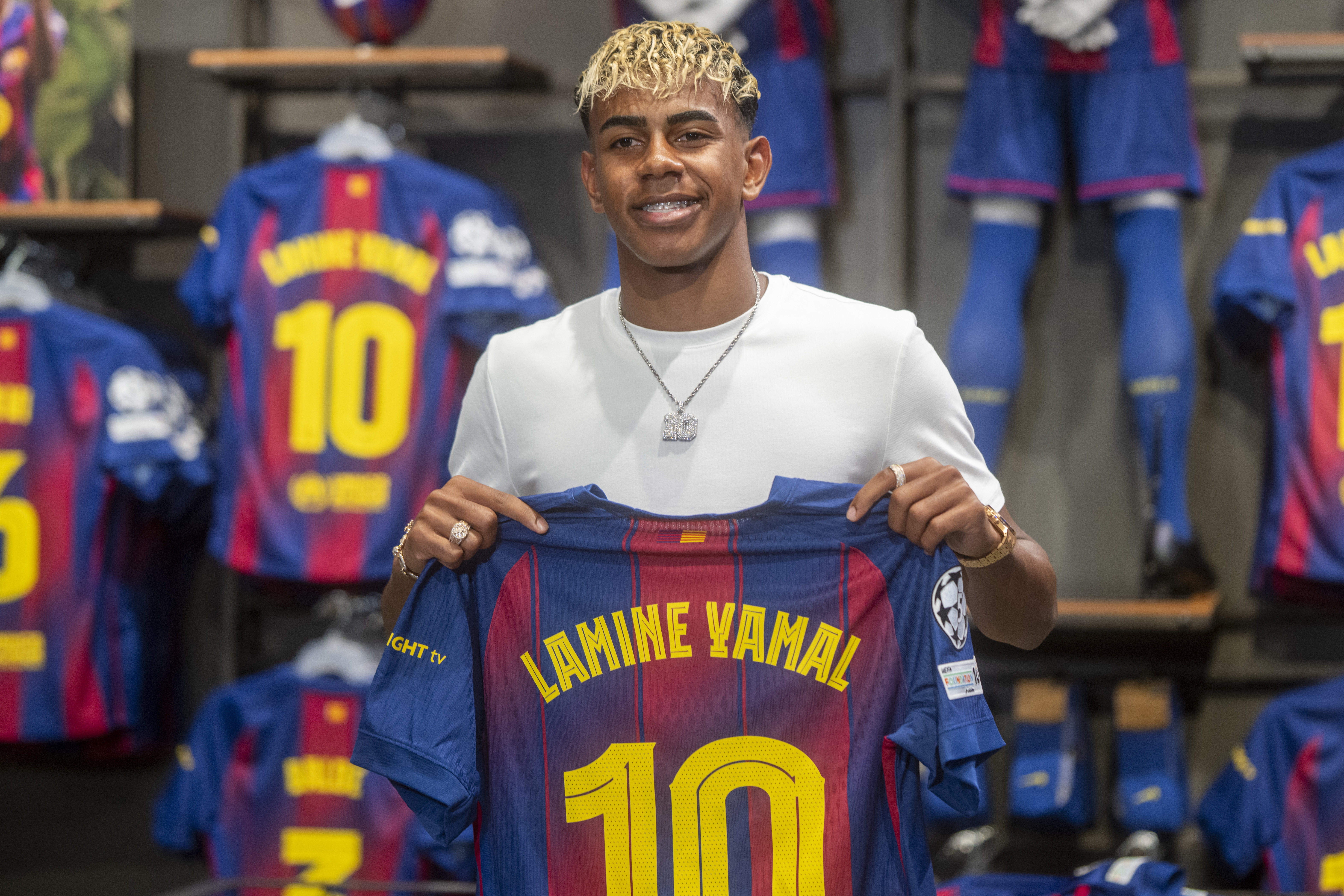 Lamine Yamal inherits the iconic No. 10 shirt at Barcelona