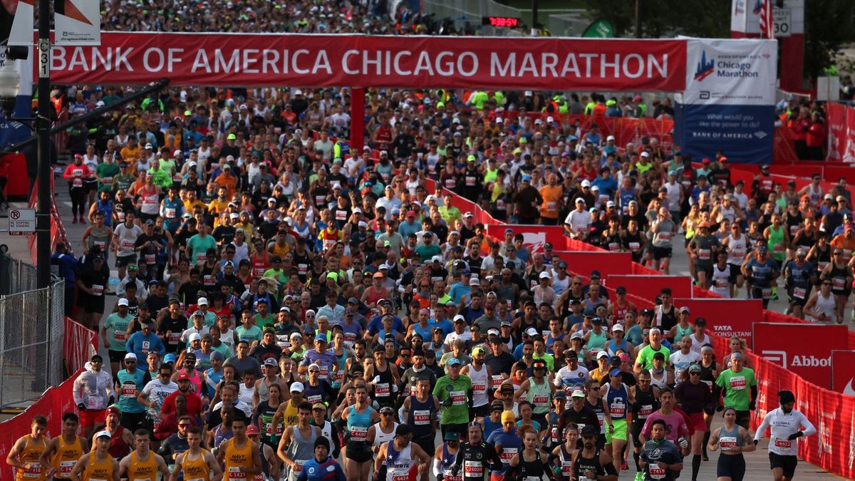 runners at the starting line of the 2023 Chicago Marathon