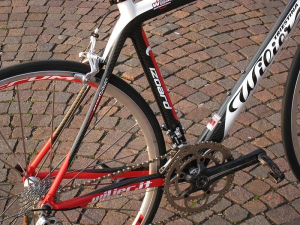 Slightly curved seat stays add a touch of cushion to the rear end.