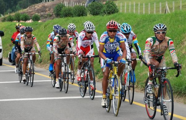 Emiro Mata and Samuel Cabrera leading the breakaway group