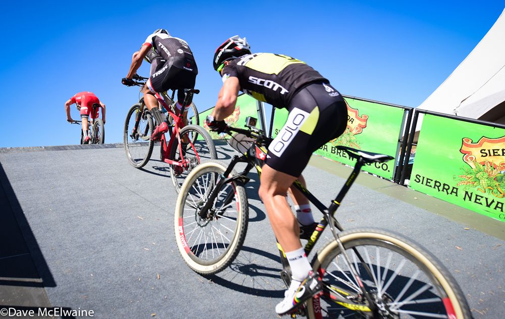Nino Schurter (Scott Odlo) maintains contact with the leaders mid-race