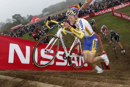 Karel Hnik (Telenet-Fidea) suffers up the run-up