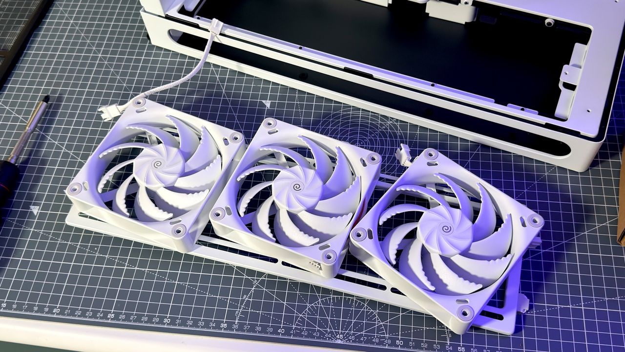 The Havn HS 360 PC case in black and white on a desk.