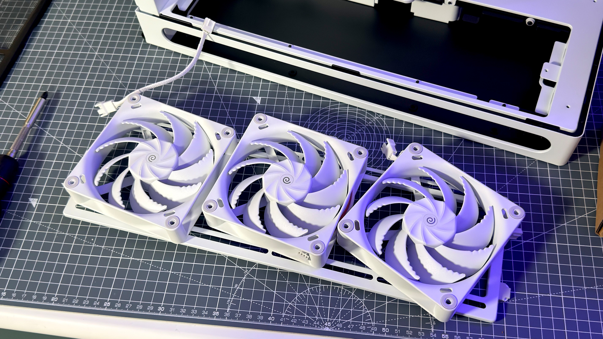The Havn HS 360 PC case in black and white on a desk.