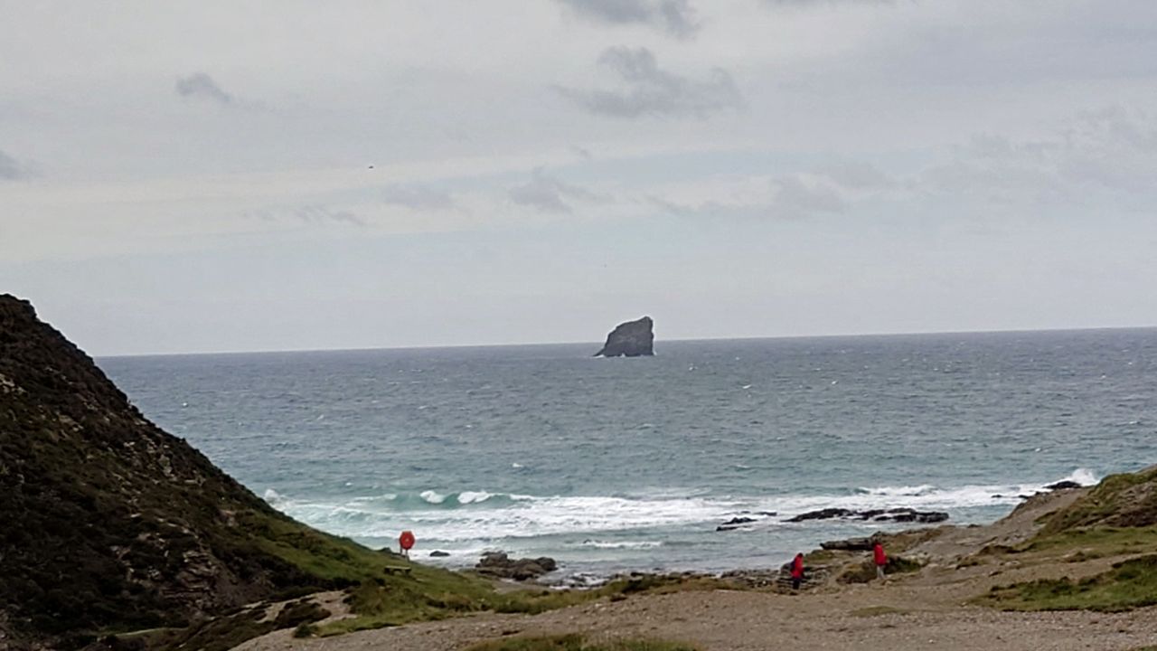Sony Xperia 1 IV rock in the distance on the sea