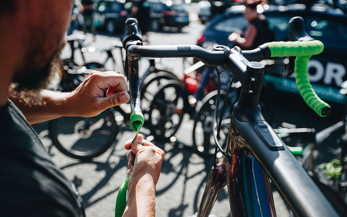 Team mechanics made the effort of adding green handlebar tape to Sagan's bike for the rest day ride