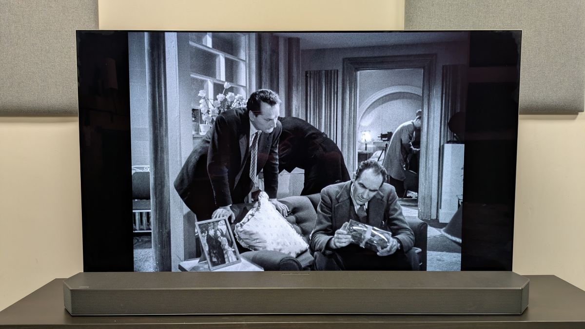 36 Hours 4K Blu-ray on LG G5 showing the police in a room talking