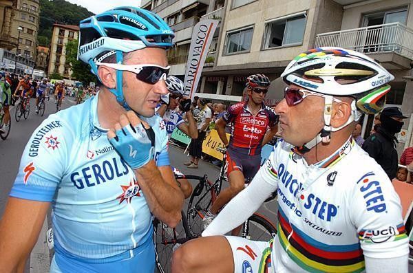 Davide Rebellin (Gerolsteiner) talks with Paolo Bettini (Quick Step).