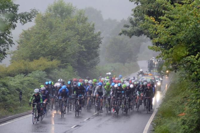 An Post, Garmin and Sky give chase in the rain
